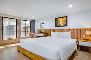 ダナンにあるFlexi Hotel & Apartmentのベッドルーム(大きな白いベッド1台、窓付) +29枚の写真