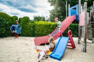 un grupo de niños jugando en un parque infantil en Landhotel Hopster en Rheine
