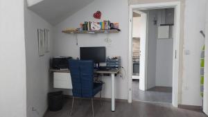 TV a/nebo společenská místnost v ubytování Modernes Apartment in Minden am Hauptbahnhof