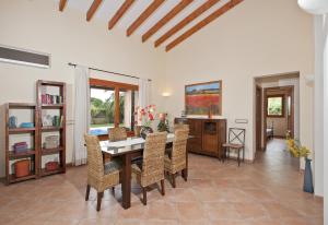 a dining room with a table and chairs at Ubac Pollença in Sa Pobla