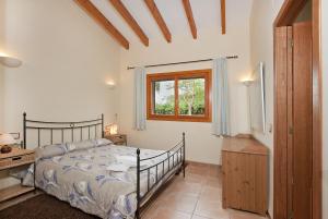 1 dormitorio con cama y ventana en Ubac Pollença, en Sa Pobla