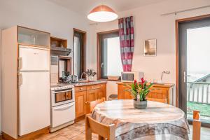 Dapur atau dapur kecil di Village de Gîtes de Chateauneuf de Randon