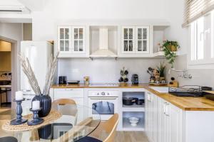 Køkken eller tekøkken på Breezy Rooftop House