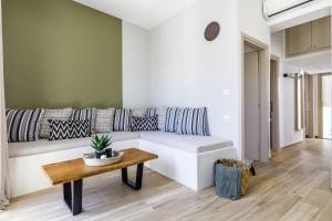 En eller flere senge i et værelse på Breezy Rooftop House + 38 billeder