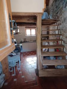 una cocina con una escalera de caracol en una casa en Buscando el Norte, en Cabrillanes