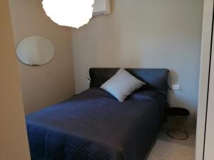 1 dormitorio con cama azul y almohada blanca en Sea 1, en Civitanova Marche