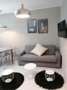 sala de estar con 2 mesas y sofá en Sea 1, en Civitanova Marche
