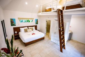 a bedroom with a bed and a ladder in a room at Aves Hotel Montezuma in Montezuma