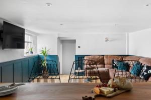 uma sala de estar com um sofá e uma mesa em Coombe Bank - Seaboard spirit, contemporary chic with parking close to beach em Teignmouth