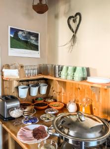 eine Küche mit einer Theke mit Geschirr und einem Herd in der Unterkunft Penzion Geppert in Ostružná