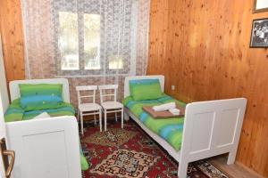 Seosko domacinstvo Imanje Medojevic في مويكوفاتش: غرفة نوم بسريرين وطاولة وكراسي