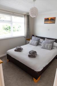 Galeriebild der Unterkunft 2 Chatsworth Riverscape Apartments - Peaceful apartment in great location with free parking overlooking the Gannel just a short walk from Newquays incredible beaches and local amenities in Newquay