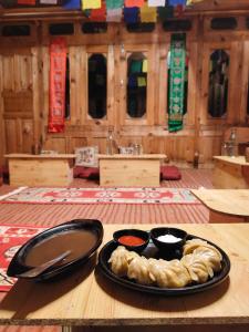 uma mesa com um prato de comida numa mesa em Folktales Residency em Saturang