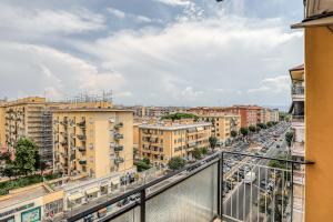 - une vue sur une rue de la ville avec des bâtiments dans l'établissement Bnb Drive In, à Rome
