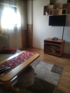 - un salon avec un canapé et une table dans l'établissement Vinara Kupres, à Kupres