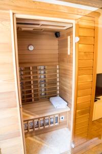 een sauna in een kamer met houten wanden bij Kamra15 in Mežica