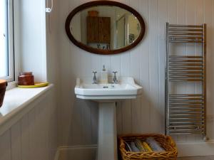 a bathroom with a sink and a mirror at Hona in Mangersta