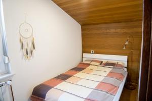 1 dormitorio pequeño con 1 cama en una habitación en Kamra15 en Mežica