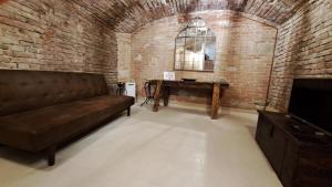- un salon avec un canapé et une table dans l'établissement Casina di Alice, à Vinci