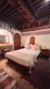1 dormitorio con 1 cama grande en una habitación en Riad Catalina en Marrakech