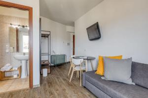 a living room with a couch and a table at Bnb Drive In in Rome