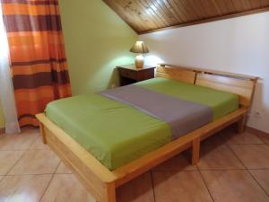 sypialnia z łóżkiem w pokoju w obiekcie TiCaze MONTAGNE w mieście Cilaos