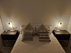 a bed with two nightstands and two lamps on it at ROQUES DAURADES III - JARDIN PRIVADO in L'Ametlla de Mar