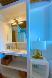 a bathroom with a sink and a mirror at Les Vagues in Saintes-Maries-de-la-Mer