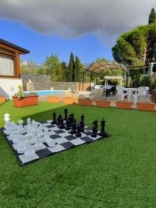 un tablero de ajedrez en el césped en un patio trasero en Casa Mendez, en Buseto Palizzolo
