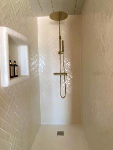 une installation lumineuse suspendue à un mur dans une salle de bains dans l'établissement Les Vagues, à Saintes-Maries-de-la-Mer