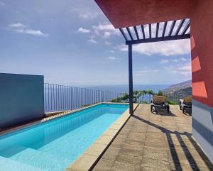 Bazén v ubytování Villa Miradoura by LovelyStay nebo v jeho okolí