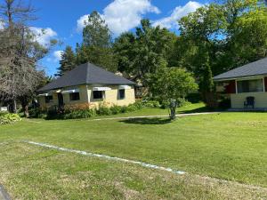 a house with a yard with a house at Hotel Kenney Rideau in Crosby