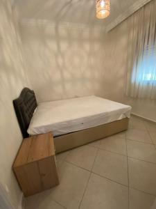 łóżko i ławka w pokoju w obiekcie VİLLA ERNİS - DATÇA RAYKENT TATİL SİTESİ - KİRALIK w mieście Datça