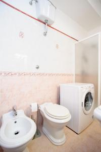 ヴィテルボにあるLe Prezioseのバスルーム(トイレ、洗濯機付)