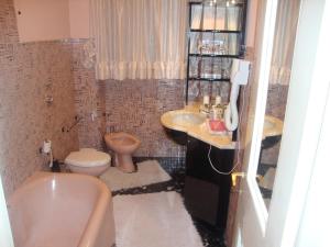 A bathroom at B&B Cavaliere Milano Még 37 kép