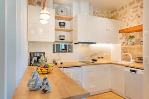A kitchen or kitchenette at Castelvecchio Suites