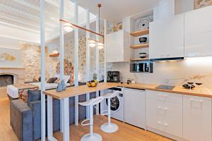 A kitchen or kitchenette at Castelvecchio Suites Még 17 kép