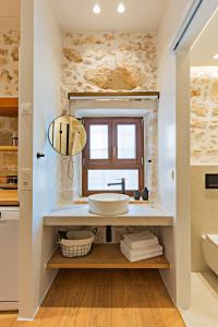 A bathroom at Castelvecchio Suites