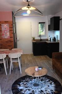 Kuchyň nebo kuchyňský kout v ubytování Appartement cosy & moderne à 180m de la plage
