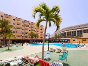 Bazén v ubytování Luminoso y bonito apartamento con piscina en frente del mar nebo v jeho okolí