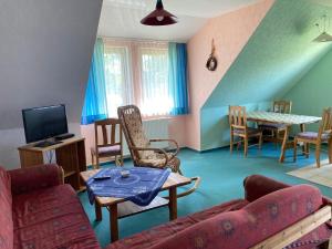 een woonkamer met een bank en een tafel bij "Zum Zeesenboot" 8 in Pruchten