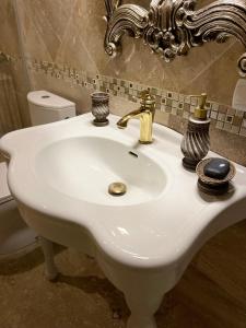Ami Residence Bucharest Airport,Therme&FREE PARKING Otopeni的一间浴室