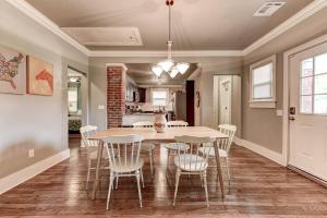 una cucina e una sala da pranzo con tavolo e sedie di Boho Bungalow-walk to Plaza District can sleep 8 a Oklahoma City