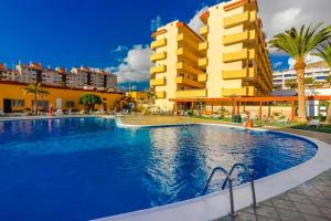 Bazén v ubytování Luminoso y bonito apartamento con piscina en frente del mar nebo v jeho okolí