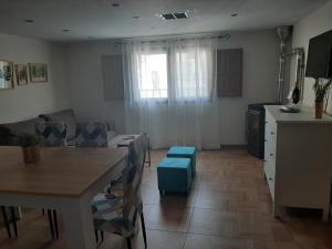 eine Küche und ein Wohnzimmer mit einem Tisch und Stühlen in der Unterkunft Hospital del Temple Casa Rural in Boquiñeni