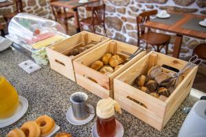 una caja de donuts de madera sentada en una mesa en Hotel Rural Solar das Arcadas, en Ponte de Lima