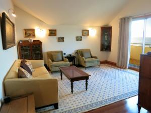 sala de estar con sofá, 2 sillas y mesa en Finest Rentals - Beachfront Penthouse, en Funchal