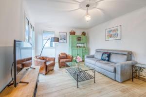 uma sala de estar com um sofá e uma mesa em Appartement Thiers - Welkeys em Antibes