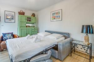 a bedroom with a bed and a green cabinet at Appartement Thiers - Welkeys in Antibes