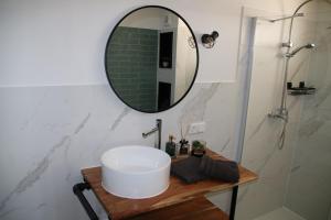 a bathroom with a sink and a mirror at B&B verDRAAId fijn in Dordrecht